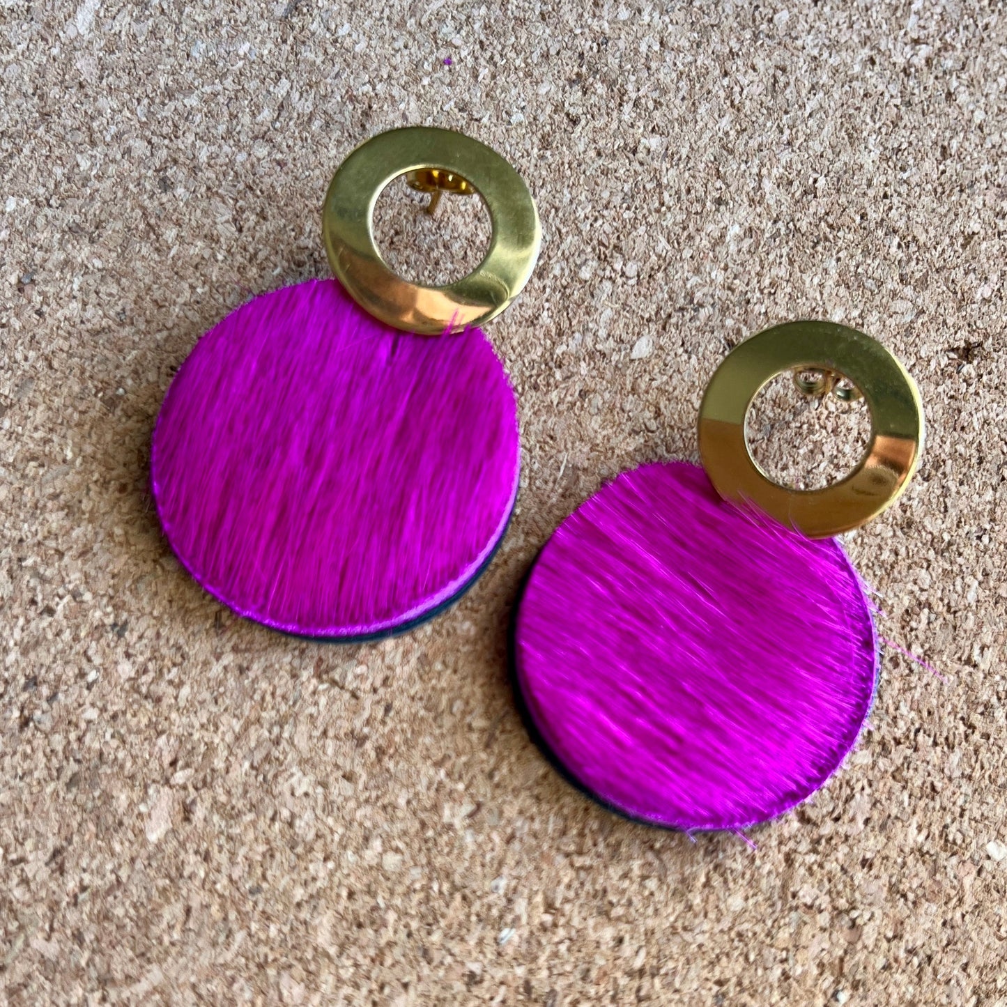 Fucsia Pelo · Círculo Gold