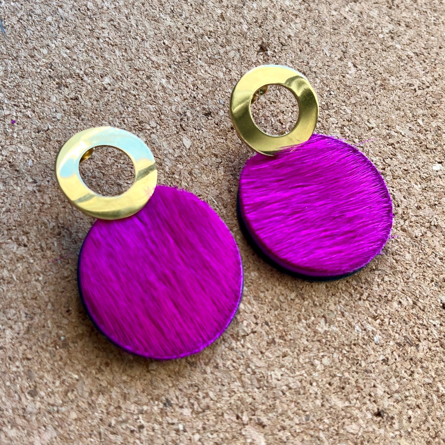 Fucsia Pelo · Círculo Gold